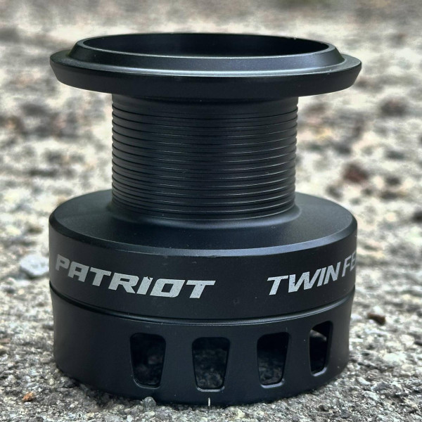 Фідерна котушка Flagman Patriot Twin Feeder 5500 з бейтранером, 5+1 підшипник, шпулі 0.3/270м та 0.3/400м, тяговий фрикціон