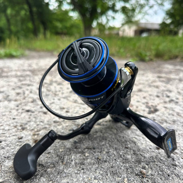 Фідерна котушка Flagman Patriot Twin Feeder 5500 з бейтранером, 5+1 підшипник, шпулі 0.3/270м та 0.3/400м, тяговий фрикціон