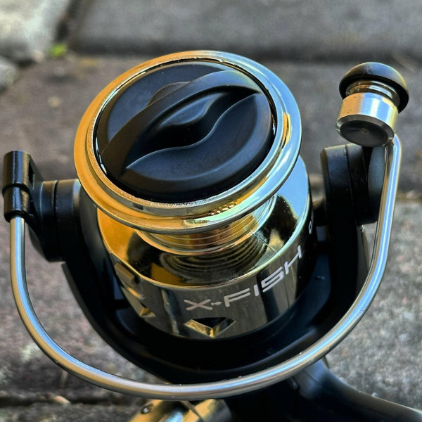 Спінінгова котушка X-Fish One 2000, 1 шарикопідшипник, безінерційна, пластикова шпуля, складна ручка, бюджетна модель