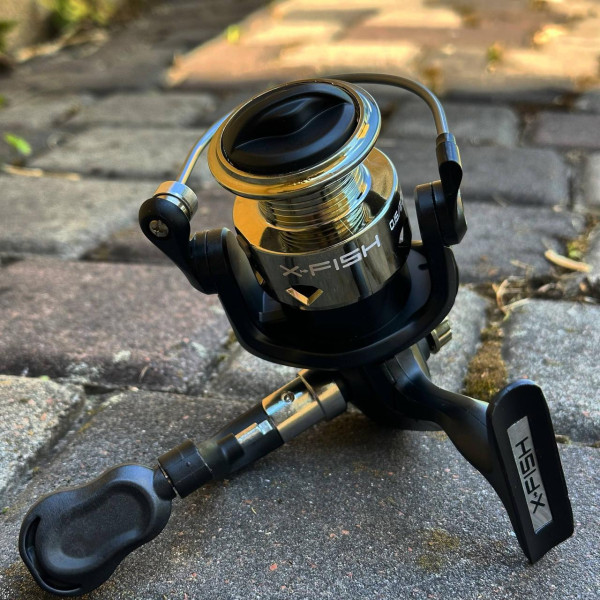 Спінінгова котушка X-Fish One 2000, 1 шарикопідшипник, безінерційна, пластикова шпуля, складна ручка, бюджетна модель