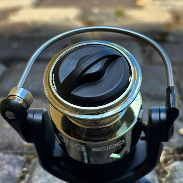 Спінінгова котушка X-Fish One 2000, 1 шарикопідшипник, безінерційна, пластикова шпуля, складна ручка, бюджетна модель