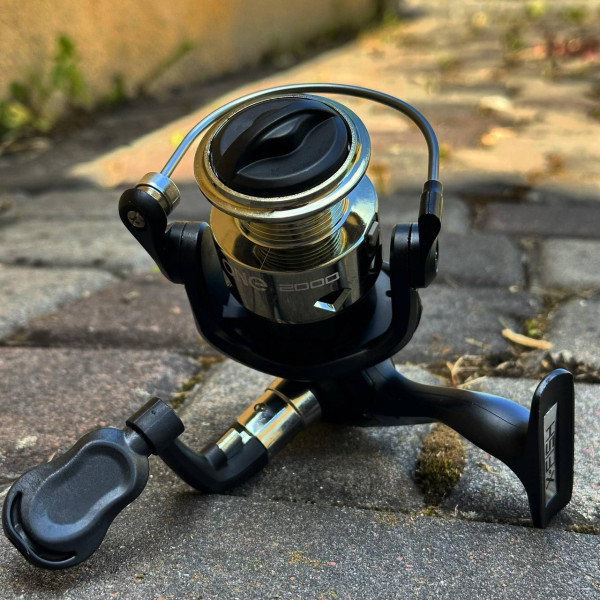 Спінінгова котушка X-Fish One 2000, 1 шарикопідшипник, безінерційна, пластикова шпуля, складна ручка, бюджетна модель