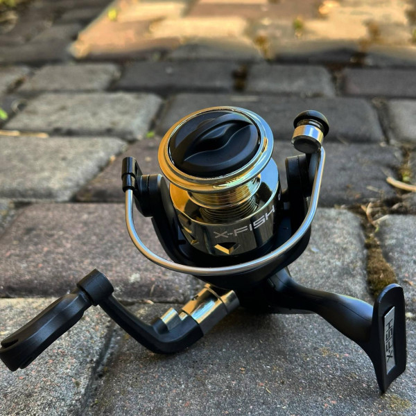 Спінінгова котушка X-Fish One 2000, 1 шарикопідшипник, безінерційна, пластикова шпуля, складна ручка, бюджетна модель