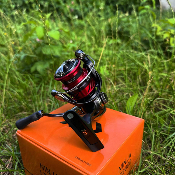 Катушка безынерционная Daiwa Ninja '23 LT 2000, спиннинговая, легкая, 5 подшипников, передний фрикцион