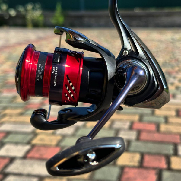 Катушка безынерционная Daiwa Ninja '23 LT 2500, спиннинговая, 4+1 подшипник, передний фрикцион, легкая