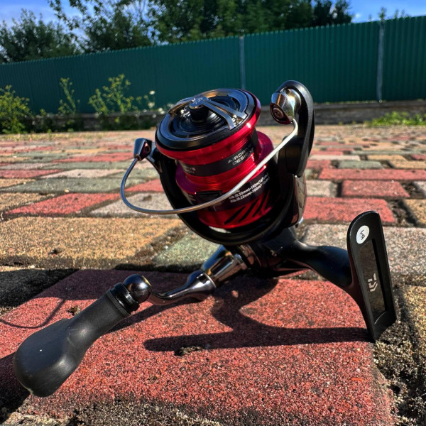 Катушка безынерционная Daiwa Ninja '23 LT 2500, спиннинговая, 4+1 подшипник, передний фрикцион, легкая