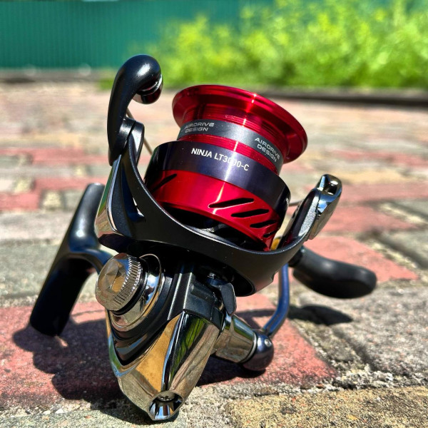 Катушка безынерционная Daiwa Ninja '23 LT 3000-C, 5 подшипников, передний фрикцион, алюминиевая шпуля