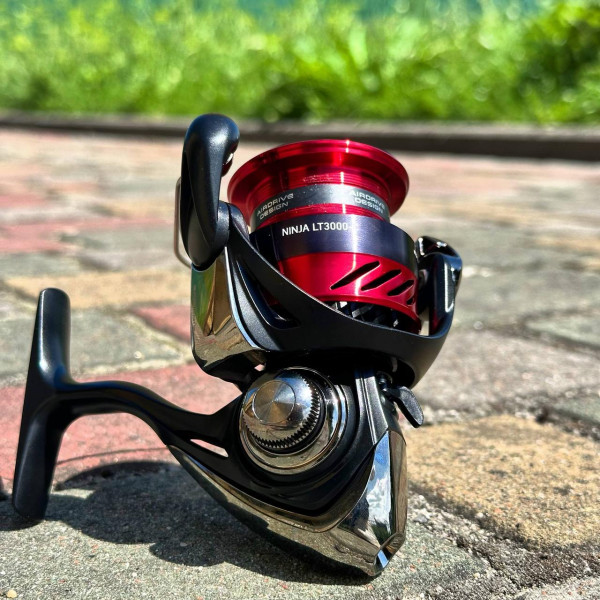 Катушка безынерционная Daiwa Ninja '23 LT 3000-C, 5 подшипников, передний фрикцион, алюминиевая шпуля
