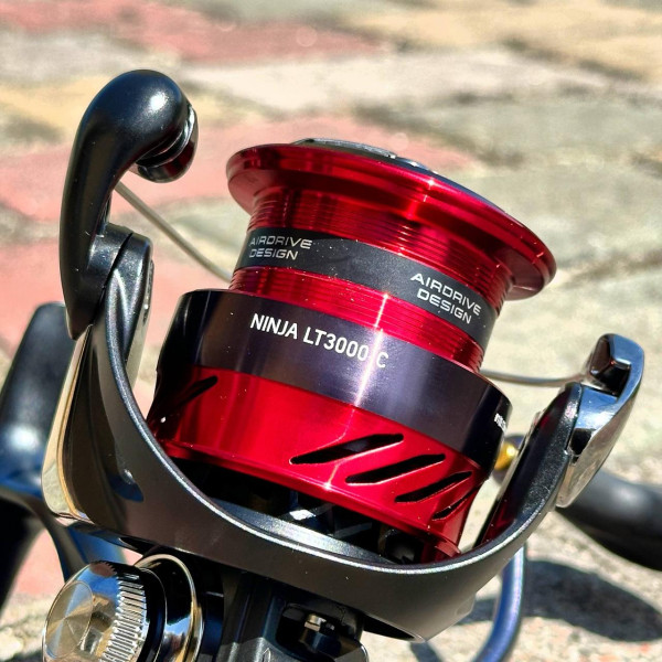 Катушка безынерционная Daiwa Ninja '23 LT 3000-C, 5 подшипников, передний фрикцион, алюминиевая шпуля