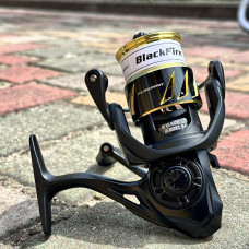 Безінерційна котушка Flagman BlackFire 2000S '23, 3+1 підшипник, передній фрикціон, алюмінієва шпуля
