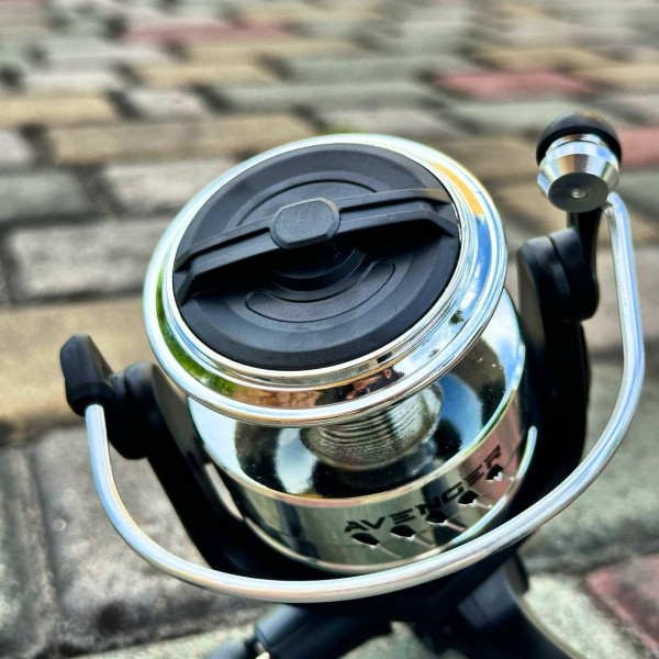 Котушка фідерна Flagman Avenger Feeder 5000, 1 підшипник, передній фрикціон, Anti-Twist, пластикова шпуля, редукція 5.1:1
