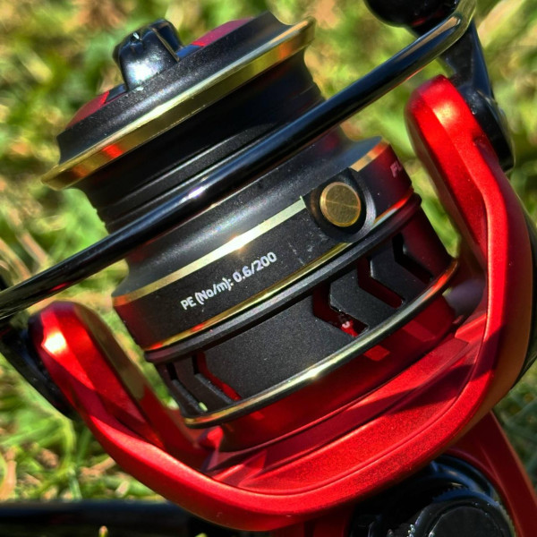 Катушка Flagman RedFire 2000S, спиннинговая, 5+1 подшипников, графитовый корпус, Anti-Twist, алюминиевая шпуля