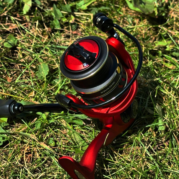Катушка Flagman RedFire 2000S, спиннинговая, 5+1 подшипников, графитовый корпус, Anti-Twist, алюминиевая шпуля