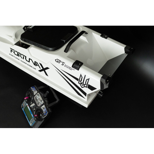 Катер Fortuna - X, з інтегрованою системою GPS автопілотування Fortuna - X та ехолотом Toslon TF520 з акумулятором на 50000 Mah