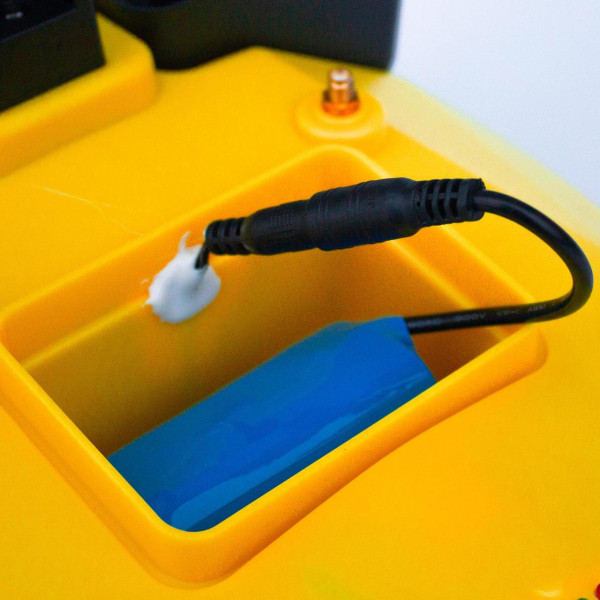 Кораблик для прикормки Flytec V020 GPS Bait Boat жовтий 40 точок автоповернення 3 бункери до 2 кг дистанція 300 м Li-ion 12000 мАг
