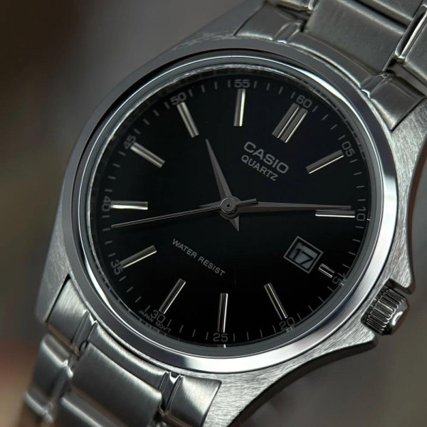 Женские часы Casio LTP-1183A-1A на стальном браслете с черным циферблатом