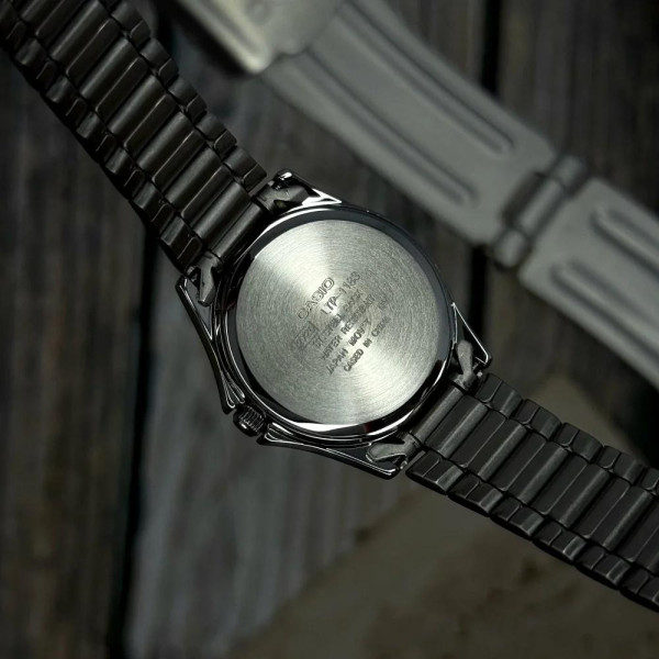 Женские часы Casio LTP-1183A-1A на стальном браслете с черным циферблатом