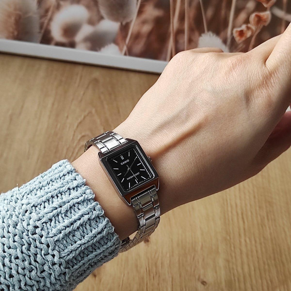 Жіночий годинник Casio LTP-V007D-1E з чорним циферблатом та сталевим браслетом