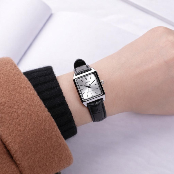 Жіночий годинник Casio LTP-V007L-7E1 на чорному шкіряному ремінці