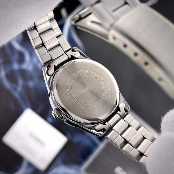 Женские часы Casio LTP-V005D-1A с металлическим браслетом и черным циферблатом