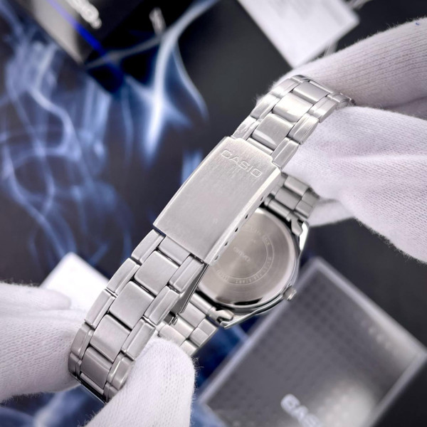 Женские часы Casio LTP-V005D-1A с металлическим браслетом и черным циферблатом
