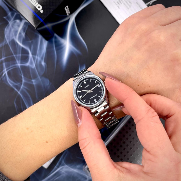 Женские часы Casio LTP-V005D-1A с металлическим браслетом и черным циферблатом