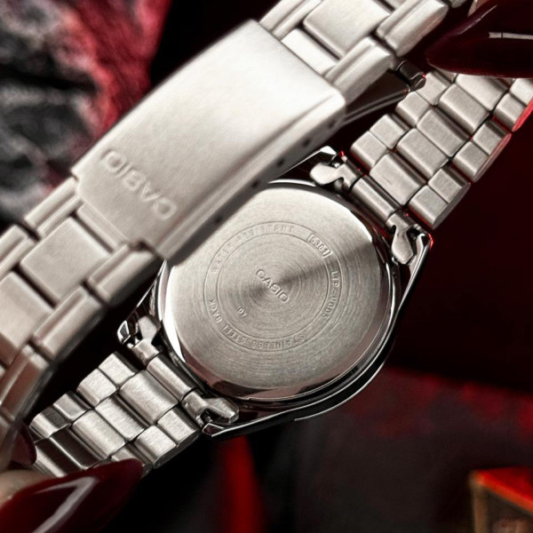 Женские часы Casio LTP-V005D-1B с черным циферблатом и стальным браслетом