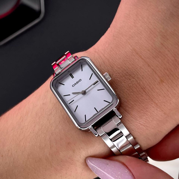 Жіночий годинник Casio LTP-V009D-2E з синім циферблатом та сталевим браслетом