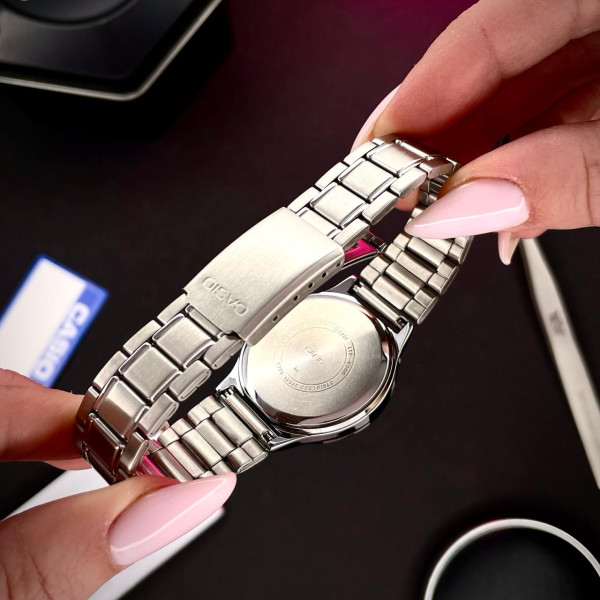 Жіночий годинник Casio LTP-V300D-4A на сталевому браслеті