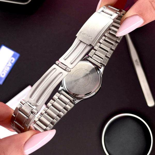 Жіночий годинник Casio LTP-V300D-4A на сталевому браслеті