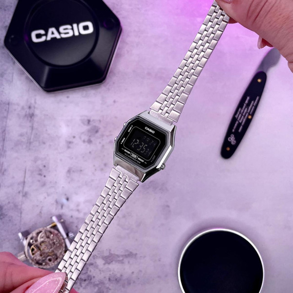 Наручний електронний годинник Casio LA680WA-1B зі сталевим браслетом