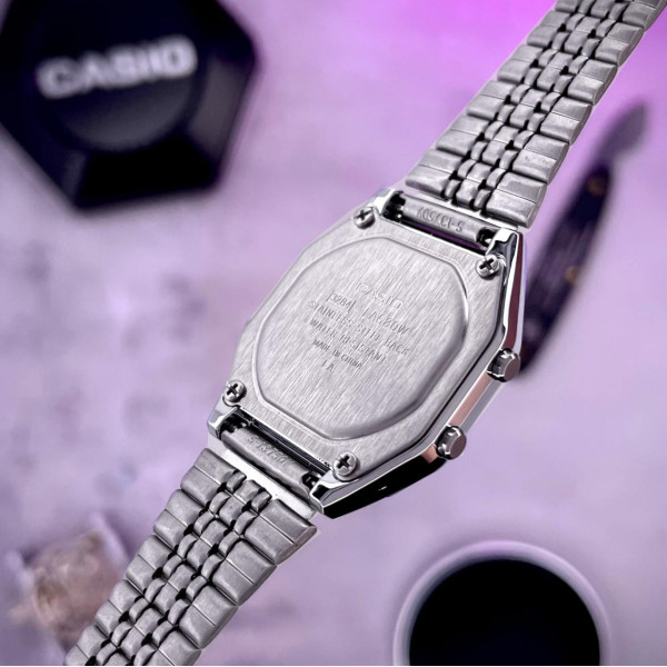 Наручний електронний годинник Casio LA680WA-1B зі сталевим браслетом