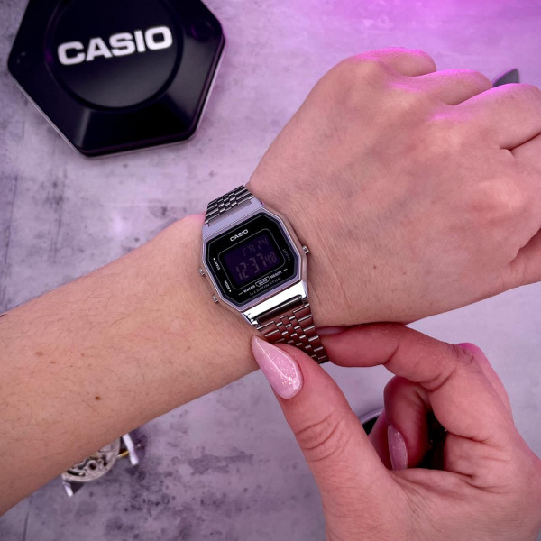 Наручний електронний годинник Casio LA680WA-1B зі сталевим браслетом