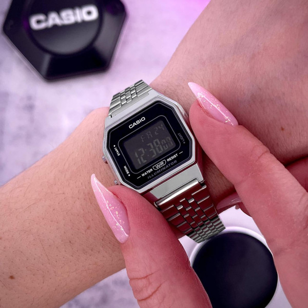 Наручний електронний годинник Casio LA680WA-1B зі сталевим браслетом