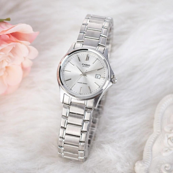 Жіночий годинник Casio LTP-1183A-7A з металевим браслетом та датою