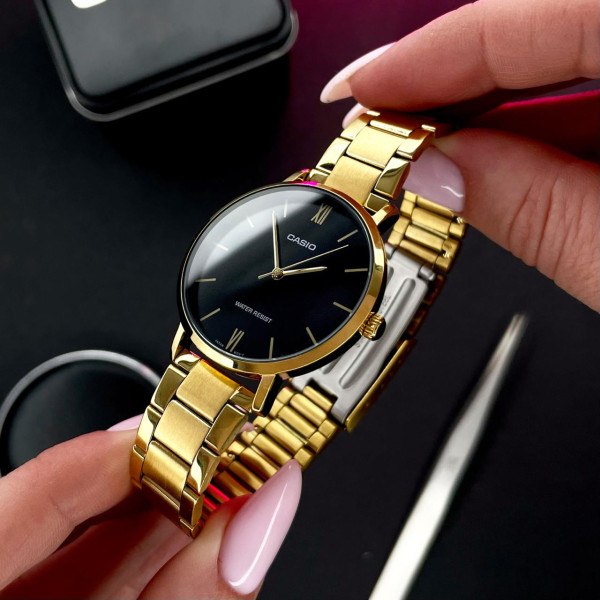 Женские часы Casio LTP-VT01G-1B с золотистым браслетом и черным циферблатом