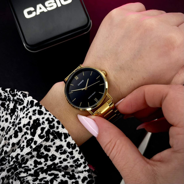 Женские часы Casio LTP-VT01G-1B с золотистым браслетом и черным циферблатом