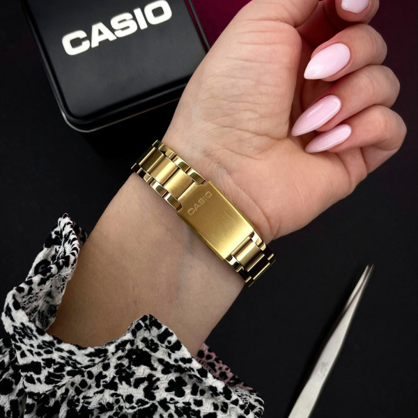Женские часы Casio LTP-VT01G-1B с золотистым браслетом и черным циферблатом