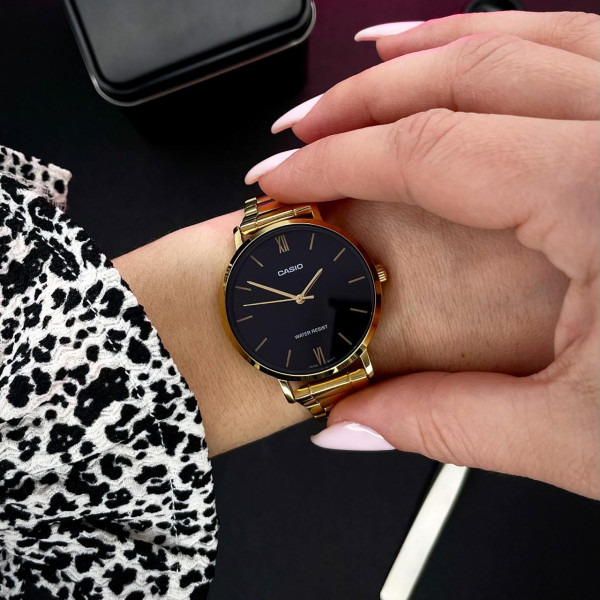 Женские часы Casio LTP-VT01G-1B с золотистым браслетом и черным циферблатом