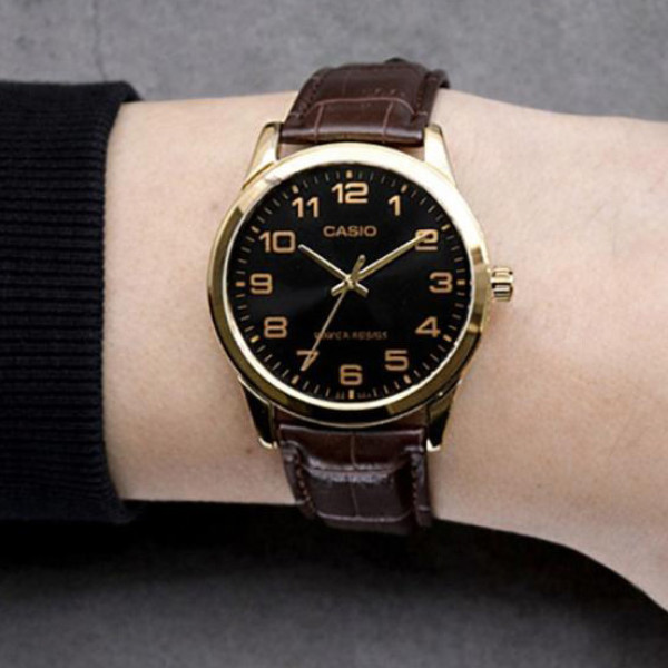 Чоловічий годинник Casio MTP-V001GL-1B з золотистим корпусом та шкіряним ремінцем