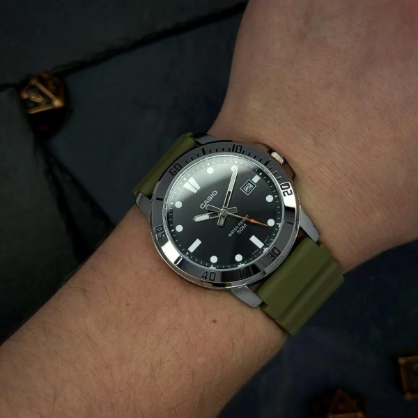 Чоловічий годинник Casio MTP-VD01-3E кварцовий з водозахистом 5 ATM