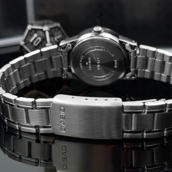 Жіночий годинник Casio LTP-V002D-1B з металевим браслетом та датою