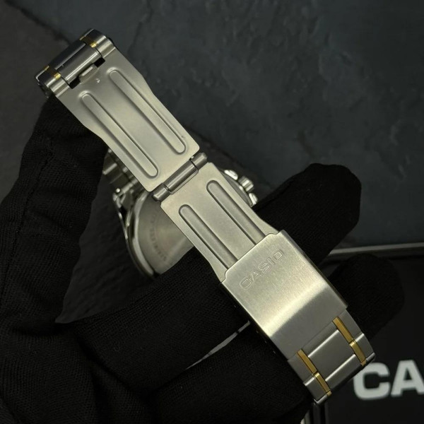Мужские часы Casio MTP-1381G-1A с водозащитой 5 ATM и стальным браслетом