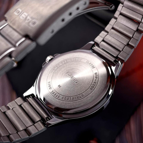 Чоловічий годинник Casio MTP-V300D-1A з металевим браслетом