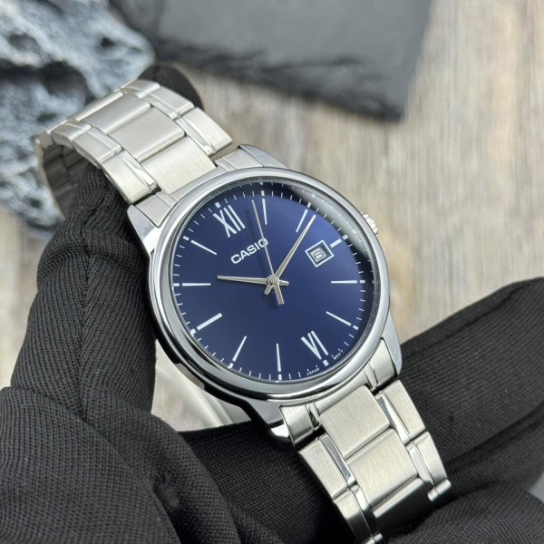 Чоловічий годинник Casio MTP-V002D-2B3 на металевому браслеті з синім циферблатом