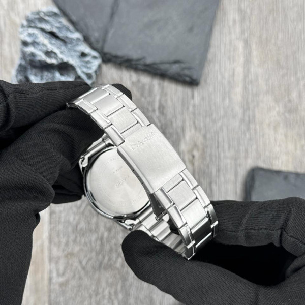 Чоловічий годинник Casio MTP-V002D-2B3 на металевому браслеті з синім циферблатом