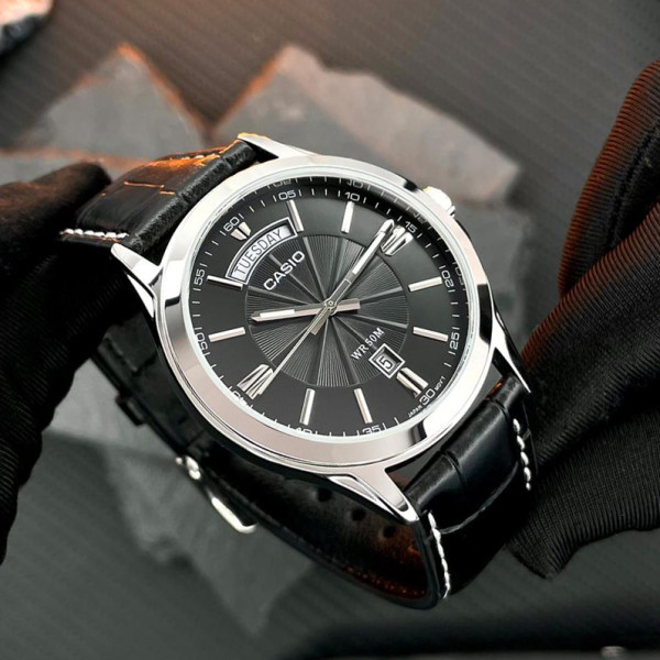 Мужские часы Casio MTP-1381L-1A с кожаным ремешком и водозащитой 5 ATM