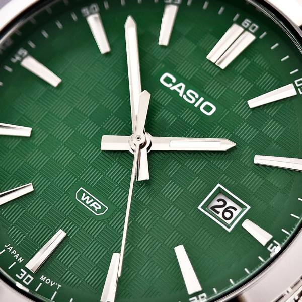 Чоловічий годинник Casio MTP-VD03D-3A1 з зеленим циферблатом та металевим браслетом