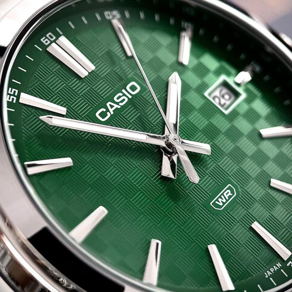 Чоловічий годинник Casio MTP-VD03D-3A1 з зеленим циферблатом та металевим браслетом