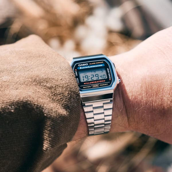 Электронные часы Casio A168WA-1W с металлическим браслетом и подсветкой
